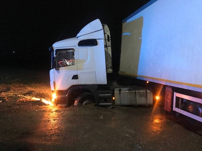 Свежие новости: На выезде из Николаева фура попала в яму