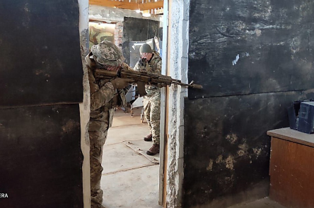 Фото новости: Николаевские десантники во время учений отработали штурм зданий Свежие новости: Николаевские десантники во время учений отработали штурм зданий