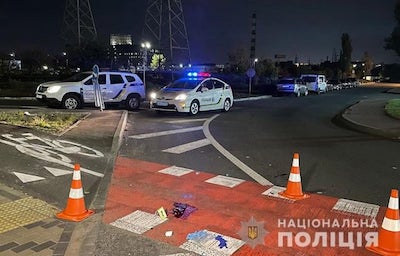 Фото новости: В Киеве водитель фуры сбил двух пешеходов Свежие новости: В Киеве водитель фуры сбил двух пешеходов