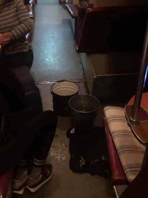 Свежие новости: В соцсети опубликовали видео, как в поезде «Киев-Николаев» во время дождя с потолка текла вода