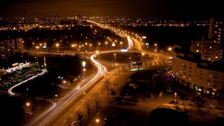 Свежие новости: ВИДЕО: В Ужгороде машины чуть не переехали пьяную девушку, уснувшую посреди дороги