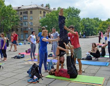 Свежие новости: Николаевцам в центре города показали индийское учение
