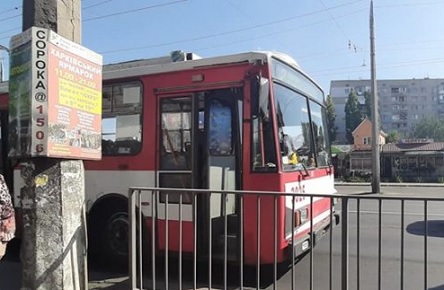 Фото новости: «Монеты — это не деньги, а мусор», - в Николаеве водитель троллейбуса выбросил оплату за проезд. Видео Свежие новости: «Монеты — это не деньги, а мусор», - в Николаеве водитель троллейбуса выбросил оплату за проезд. Видео