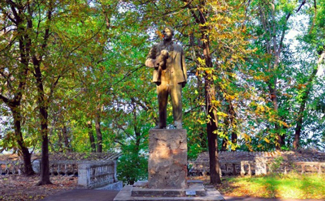 Фото новости: В Николаеве чиновники нашли последний памятник Ленину и думают, как его снести Свежие новости: В Николаеве чиновники нашли последний памятник Ленину и думают, как его снести