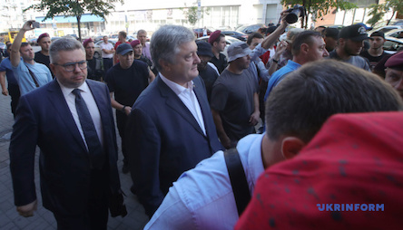 Свежие новости: Порошенко пытались забросать яйцами после допроса в ГБР