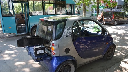 Свежие новости: В центре Николаева «Мерседес» начал дымить на ходу и врезался в маршрутку