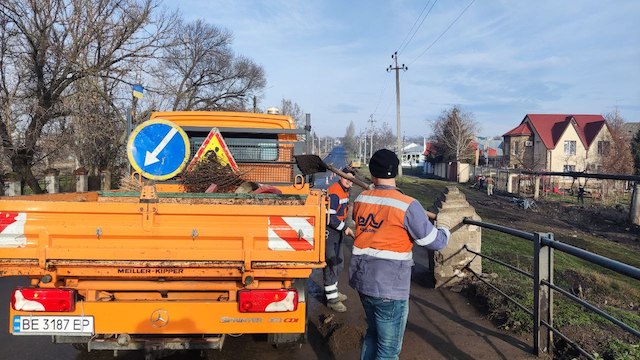 Свежие новости: З перших днів року миколаївські комунальники вийшли на роботу допомогати долати наслідки обстрілів
