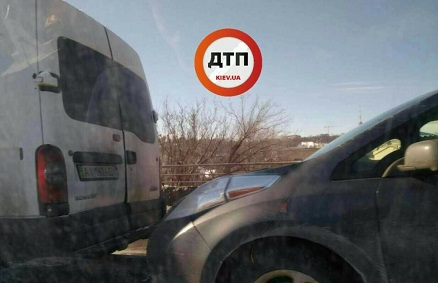 Свежие новости: В Подольском районе Киева столкнулись три автомобиля: образовались «паровозик» и пробка