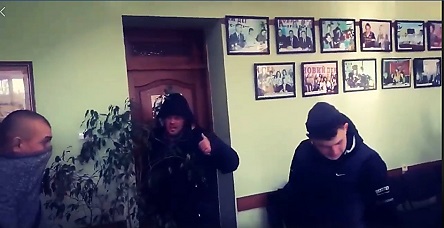 Свежие новости: ВИДЕО: В Херсоне на пресс-конференции распылили слезоточивый газ и устроили стрельбу