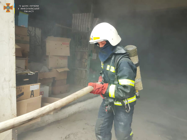 Фото новости: В Николаеве горел склад супермаркета Свежие новости: В Николаеве горел склад супермаркета