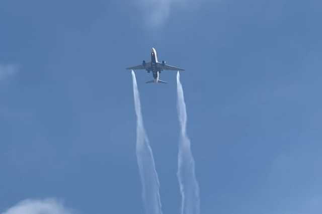 Фото новости: Детям разъедало глаза: в США самолет сбросил топливо над школой, пострадали десятки людей Свежие новости: Детям разъедало глаза: в США самолет сбросил топливо над школой, пострадали десятки людей