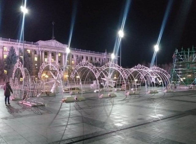 Свежие новости: В Николаеве начали устанавливать главную елку