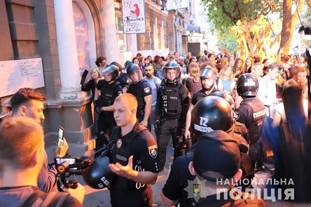 Свежие новости: Экс-нардепа облили зеленкой и повредили глаз на обсуждении марша Karkivpride