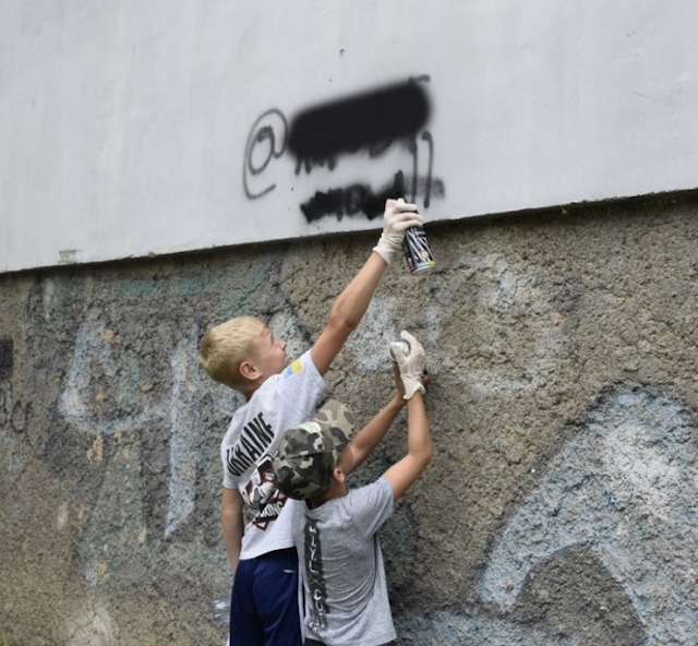 Свежие новости: В Николаеве горожане закрасили рекламу сайтов наркотиков