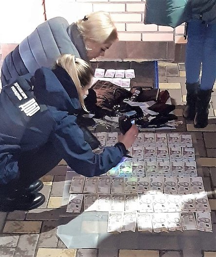 Фото новости: Внутренняя безопасность задержала финансистов ГУНП за сбор «дани» с премий николаевских полицейских Свежие новости: Внутренняя безопасность задержала финансистов ГУНП за сбор «дани» с премий николаевских полицейских