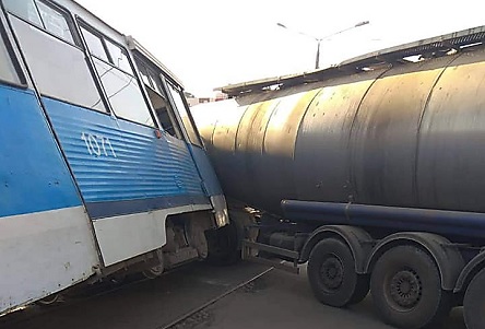 Свежие новости: В Николаеве на Кузнецкой столкнулись трамвай и грузовик-цистерна