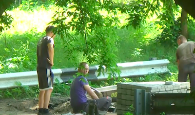 Свежие новости: В первомайском парке провели реставрацию переправы через озеро