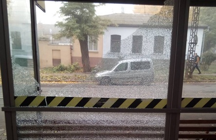 Свежие новости: В Николаеве вандалы в очередной раз разбили стеклянный остановочный комплекс