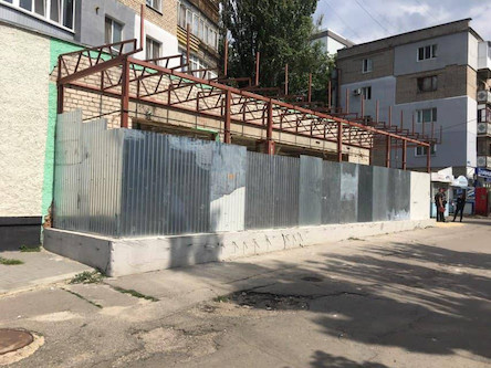 Свежие новости: В Николаеве депутат Ентин начал незаконно застраивать часть тротуара