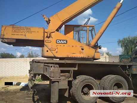 Свежие новости: В Николаеве стрела крана упала на линии электропередач — погиб рабочий