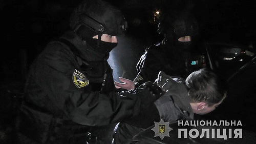 Свежие новости: В Николаеве спецназ полиции срезал двери и штурмовал квартиру, чтобы задержать сутенеров