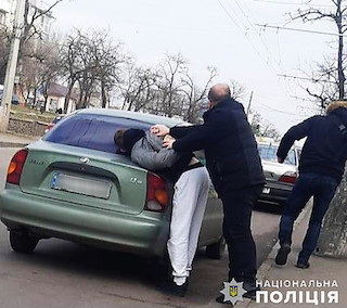 Фото новости: В Миколаєві біля обмінника затримали афериста, який відібрав у пенсіонерки ₴120 тисяч Свежие новости: В Миколаєві біля обмінника затримали афериста, який відібрав у пенсіонерки ₴120 тисяч