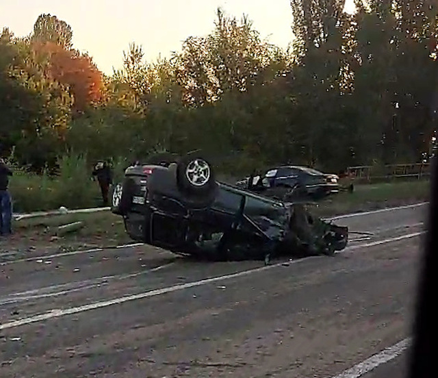 Свежие новости: На трассе возле Южноукраинска легковушка после столкновения с другим авто перевернулась на крышу