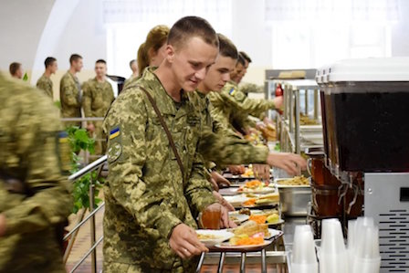 Фото новости: Как украинских военных балуют за 80 грн Свежие новости: Как украинских военных балуют за 80 грн