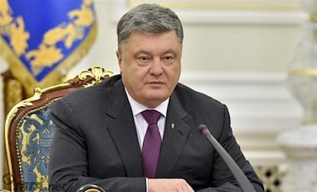 Свежие новости: Порошенко встал на колени и поблагодарил украинцев за победу над нацизмом
