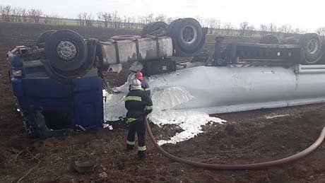 Свежие новости: Возле Нового Буга перевернулся бензовоз