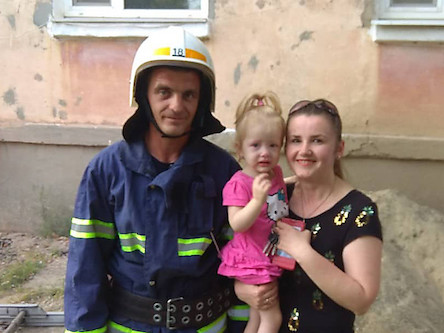 Свежие новости: На Николаевщине спасатели через окно залезли в квартиру, в которой оказалась закрыта двухлетняя девочка