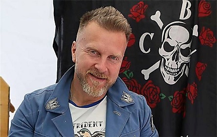 Свежие новости: Путем «закладок»: в квартире Антина Мухарского провели обыск в рамках дела о торговле наркотиками