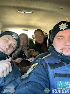 Свежие новости: Женщину с дочерью из Вознесенщины полицейские помогли вывезти в Николаев