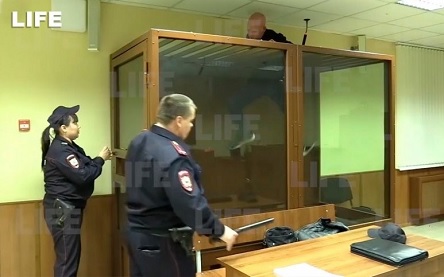 Свежие новости: ВИДЕО: В РФ подозреваемый выбрался из стеклянного бокса в зале суда