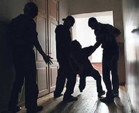 Фото новости: Под Одессой двое подростков избили ребенка, заставили его раздеться и выложили видео с издевательствами в интернет Свежие новости: Под Одессой двое подростков избили ребенка, заставили его раздеться и выложили видео с издевательствами в интернет