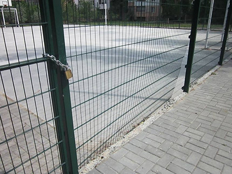 Свежие новости: В Николаеве сделали мини-стадион для детей и закрыли его на замок