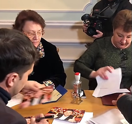 Свежие новости: В ЦИКе брали автограф у Зеленского, когда тот регистрировался кандидатом в президенты