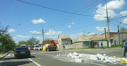 Свежие новости: В центре Николаева грузовик рассыпал по всей дороге газобетонные блоки