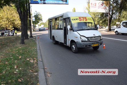 Фото новости: В Николаеве маршрутка переехала упавшего пешехода Свежие новости: В Николаеве маршрутка переехала упавшего пешехода