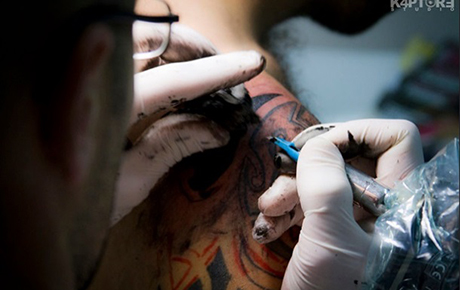 Свежие новости: В Киеве мужчина впал в кому после нанесения татуировки