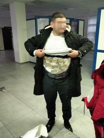 Фото новости: На границе Одесской области и Молдовы задержали двух контрабандистов: обмотались «поясами» с банками черной икры Свежие новости: На границе Одесской области и Молдовы задержали двух контрабандистов: обмотались «поясами» с банками черной икры