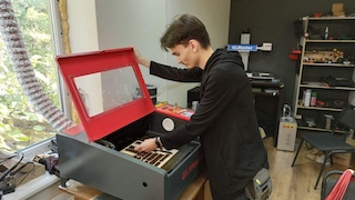 Свежие новости: Миколаївець виробляє на 3D-принтері повербанки та зарядні станції