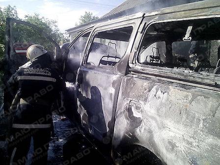 Свежие новости: В Баштанке загорелся микроавтобус во дворе жилого дома