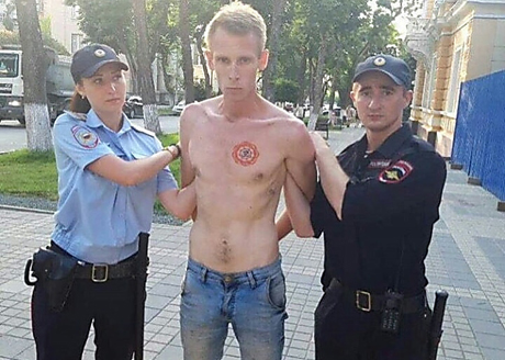 Фото новости: Под Симферополем мужчина зарезал крымскую татарку и ее восьмилетнего сына Свежие новости: Под Симферополем мужчина зарезал крымскую татарку и ее восьмилетнего сына