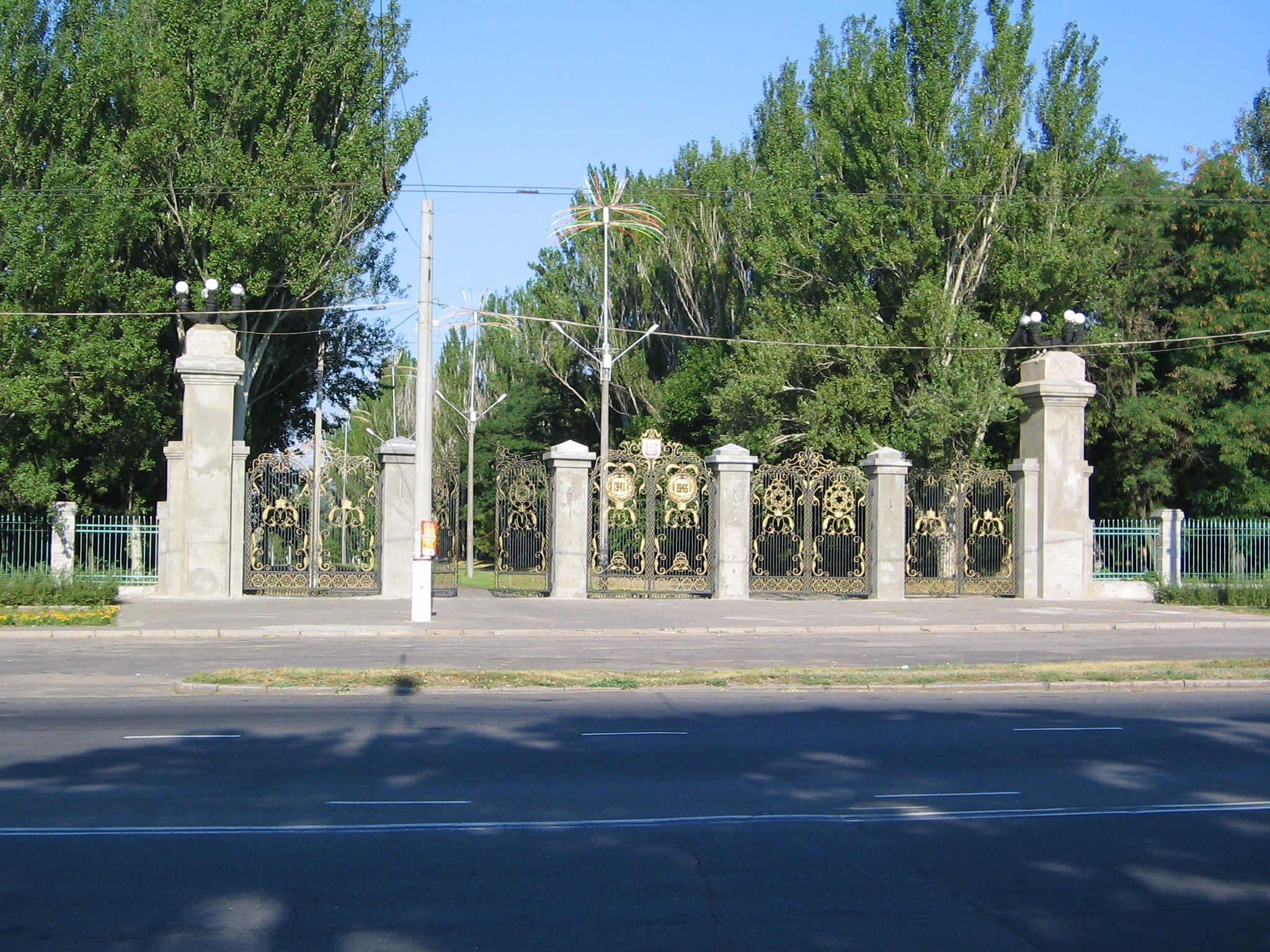 Свежие новости: На воротах в парке «Победы» срезали малые архитектурные формы