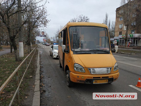 Фото новости: В Николаеве маршрутка сбила школьника на пешеходном переходе Свежие новости: В Николаеве маршрутка сбила школьника на пешеходном переходе