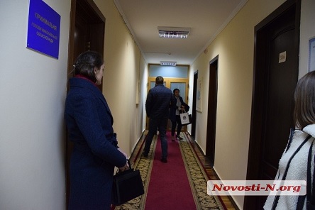 Свежие новости: Правоохранители пришли вручать повестку главе облсовета. Подчиненные заперли Москаленко в кабинете