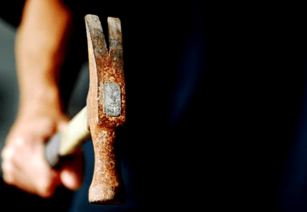 Свежие новости: Поліцейські затримали зловмисника, який пограбував свою колишню тещу, погрожуючи молотком