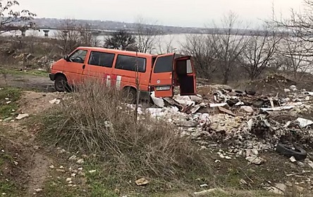 Свежие новости: ВИДЕО: В сети пожаловались, что в центре Николаева из микроавтобуса выбрасывают мусор на берег Южного Буга