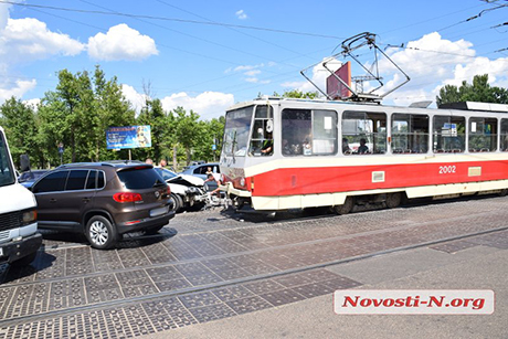 Свежие новости: В Николаеве столкнулись трамвай и «Джили»